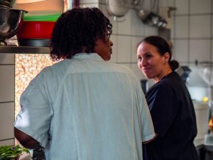 Kadi et Mariam occupées à préparer le repas.